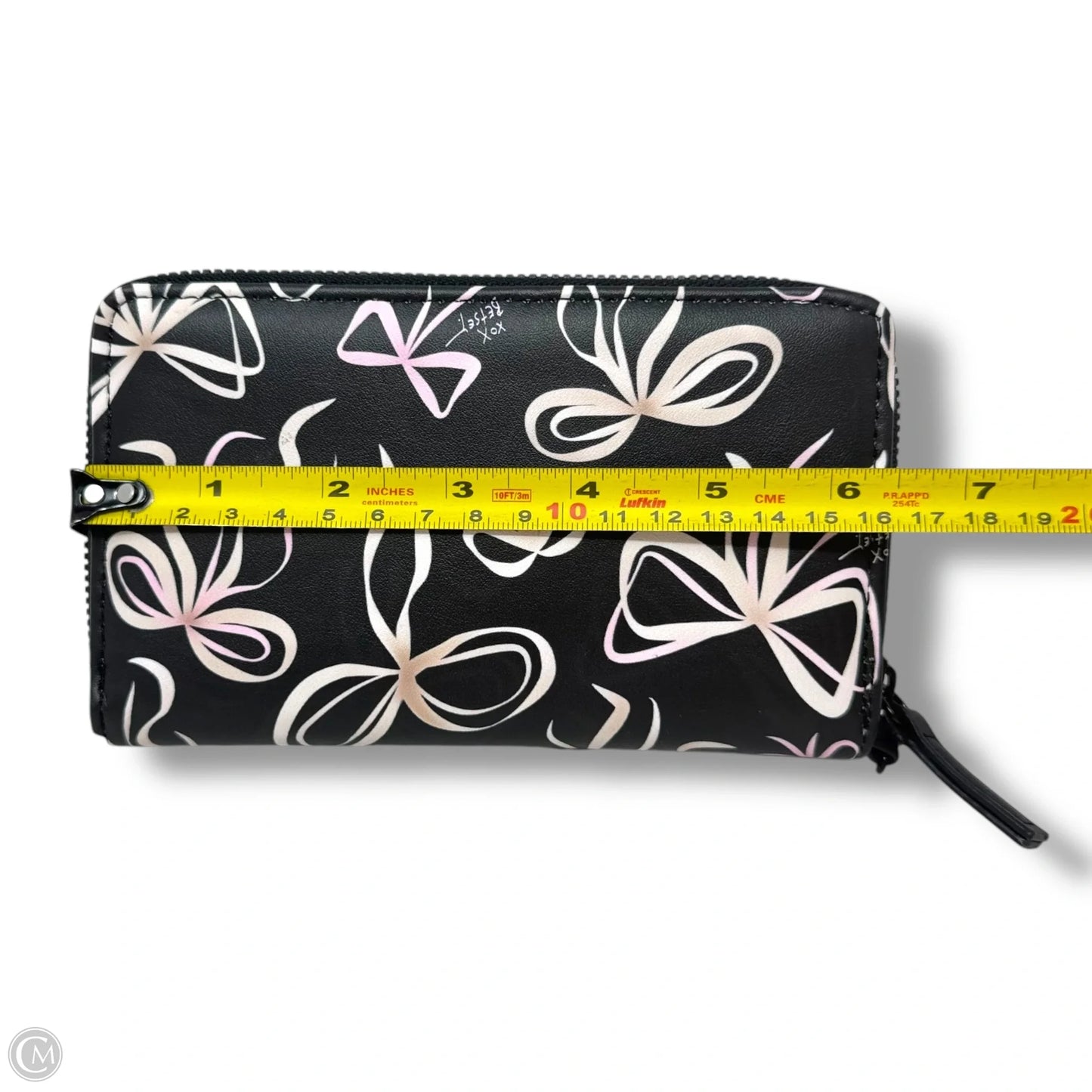 XO Zip Around Long Wallet Wristlet
By Betsey Johnson, Size: Medium