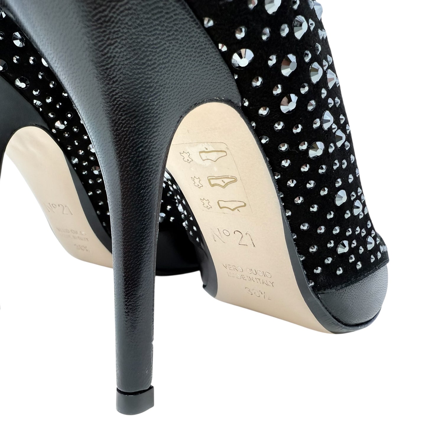 Capretto Camoscio Crystal Embellished Cutout Stiletto Pumps By N° 21 In Black, Size: US 8.5/IT 38.5
