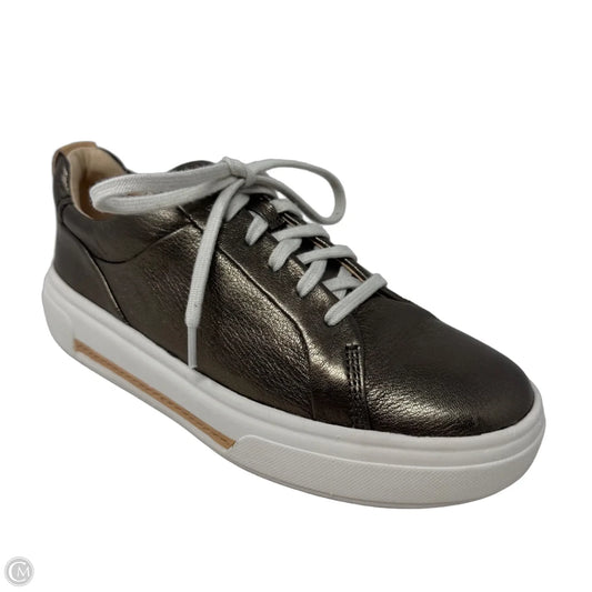Metallic Shoes Sneakers By Clarks In Bronze, Size: 7